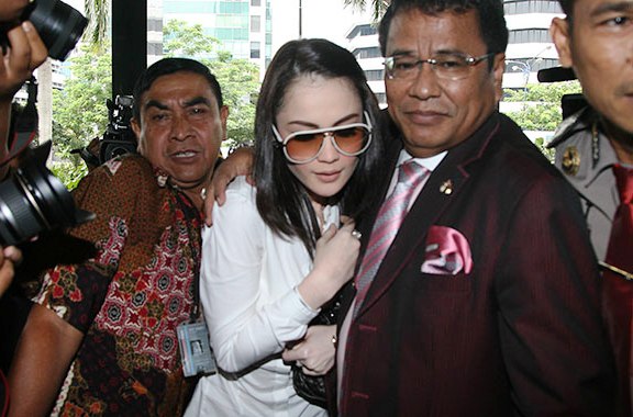 Jennifer Dunn Akui Diberi Mobil oleh TCW, Adik Atut Chosiyah